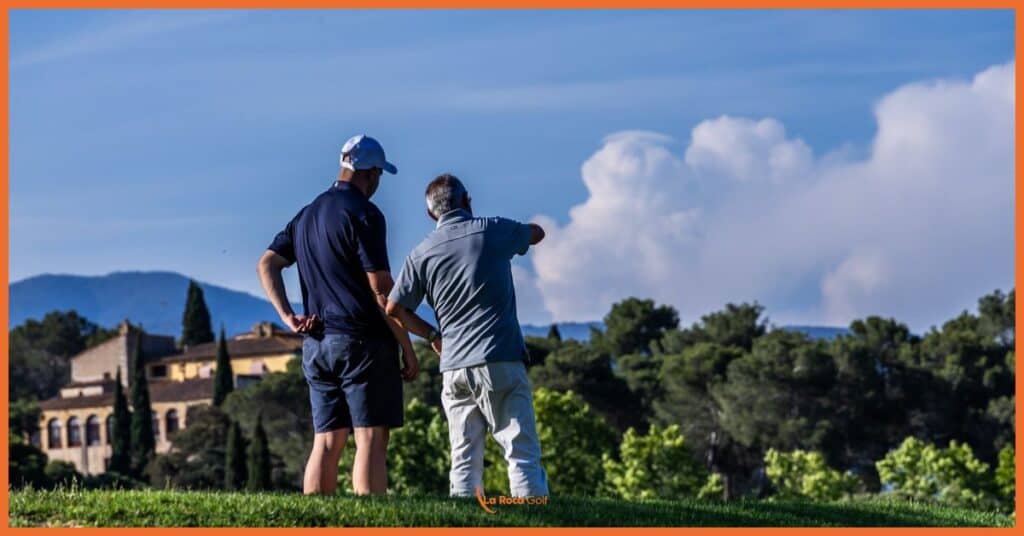 Diálogo estratégico en La Roca Golf entre un jugador y nuestro equipo profesional sobre la visión de futuro del club, con el emblemático paisaje mediterráneo y el Montseny como testigos de nuestro compromiso con la excelencia y la innovación continua