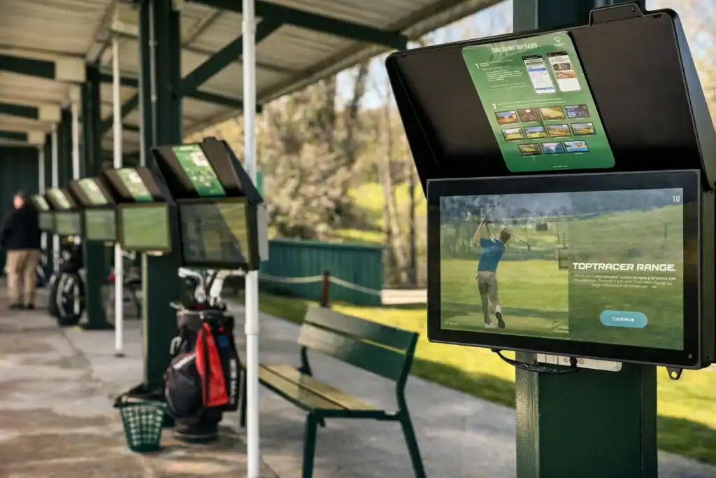 El driving range de La Roca Golf equipado con Toptracer Range: pantallas interactivas en cada puesto que permiten analizar el vuelo de la bola, jugar en campos virtuales de todo el mundo y participar en competiciones online. Una experiencia de entrenamiento única a 30 minutos de Barcelona.