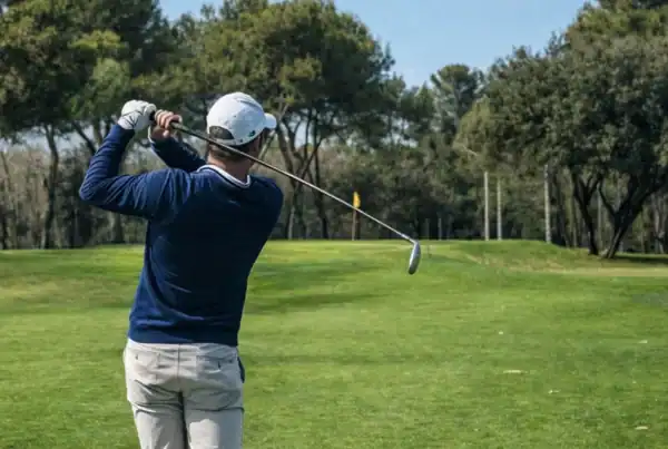 Jugador realizando un swing en el campo de golf La Roca Golf, a 30 minutos de Barcelona