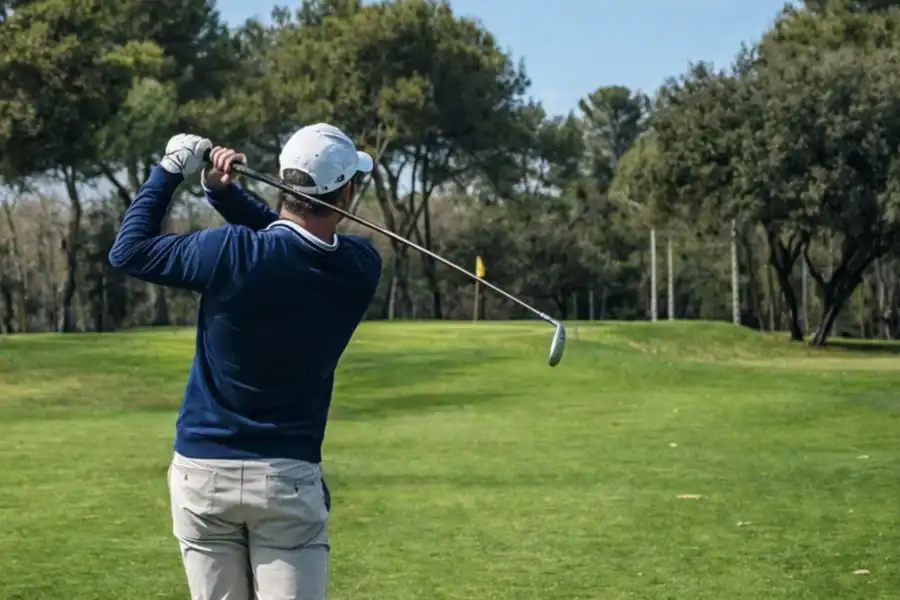 Jugador realizando un swing en el campo de golf La Roca Golf, a 30 minutos de Barcelona