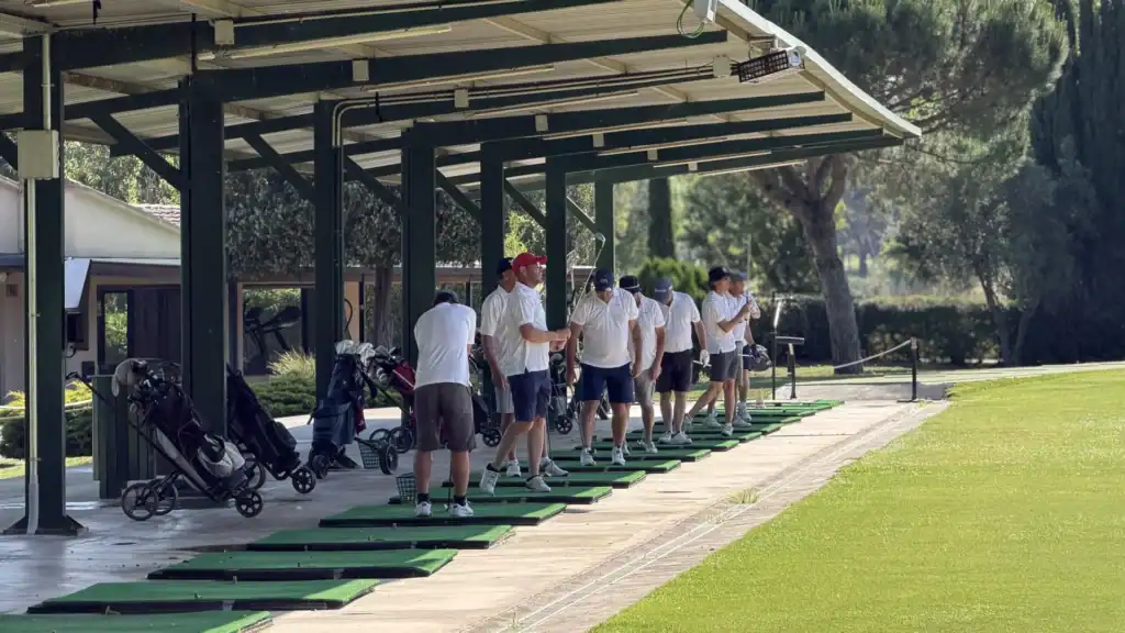 Grupo de golfistas practicando en el driving range cubierto de La Roca Golf, cerca de Barcelona