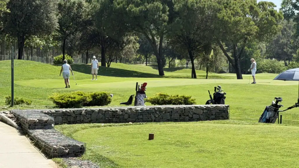 Golfistas jugando una ronda en el green del campo de La Roca Golf, cerca de Barcelona