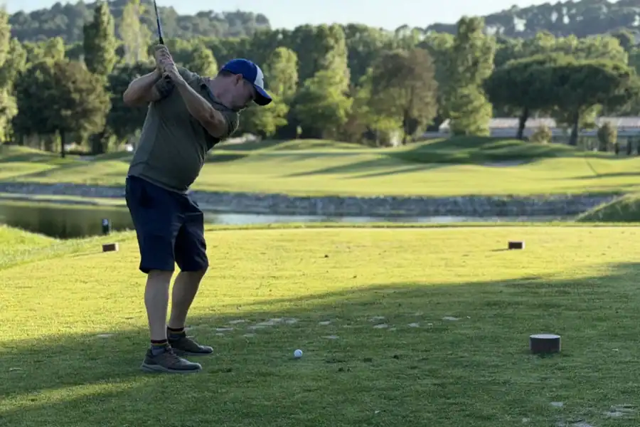 Estancia de golf en Barcelona — salida desde el tee en La Roca Golf