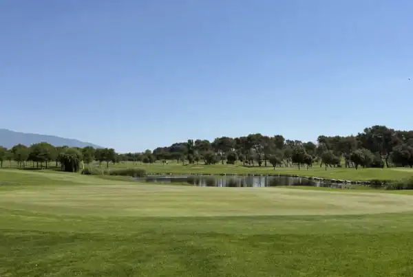 Campo de golf de La Roca cerca de Barcelona con green, bandera y lago, perfecto para unas vacaciones de golf