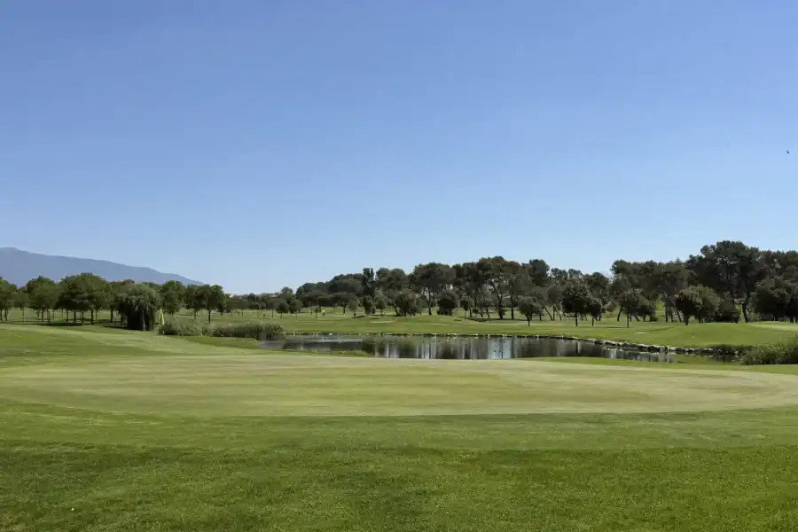 Campo de golf de La Roca cerca de Barcelona con green, bandera y lago, perfecto para unas vacaciones de golf
