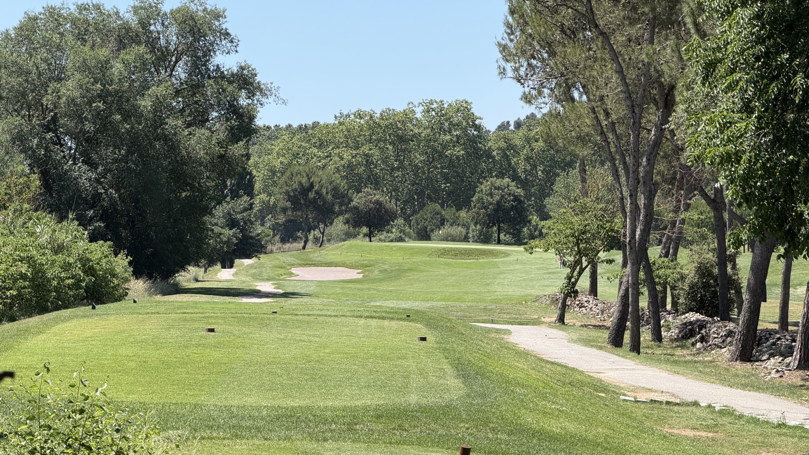 Bunker de sable au bord du fairway sur le chemin du green à La Roca Golf