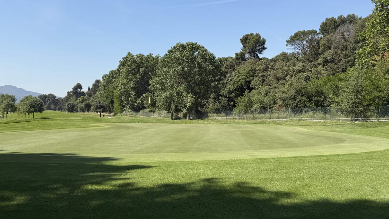 Camp pla i obert de La Roca Golf amb visió clara fins al green