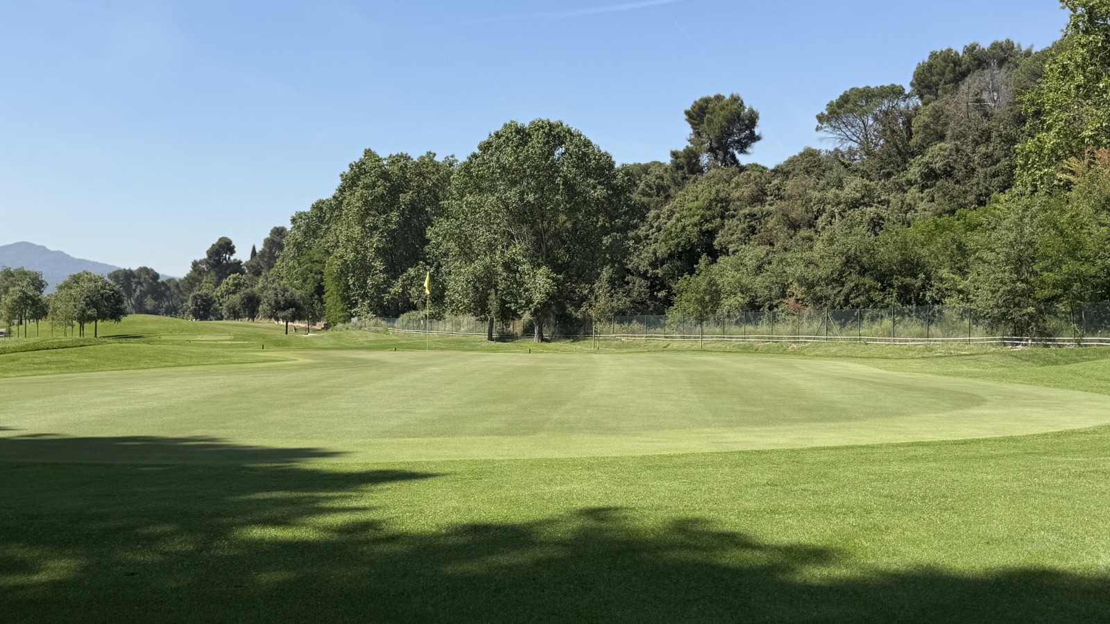 Parcours plat et dégagé de La Roca Golf avec vue claire jusqu'au green