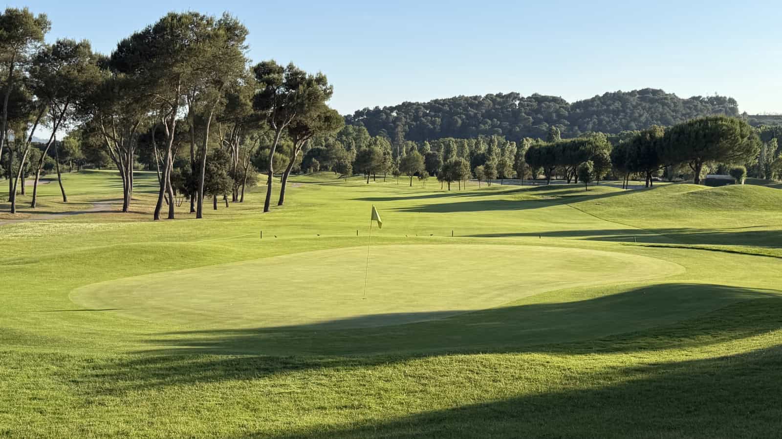 Green del forat 1 de La Roca Golf amb el camp pla i obert al fons