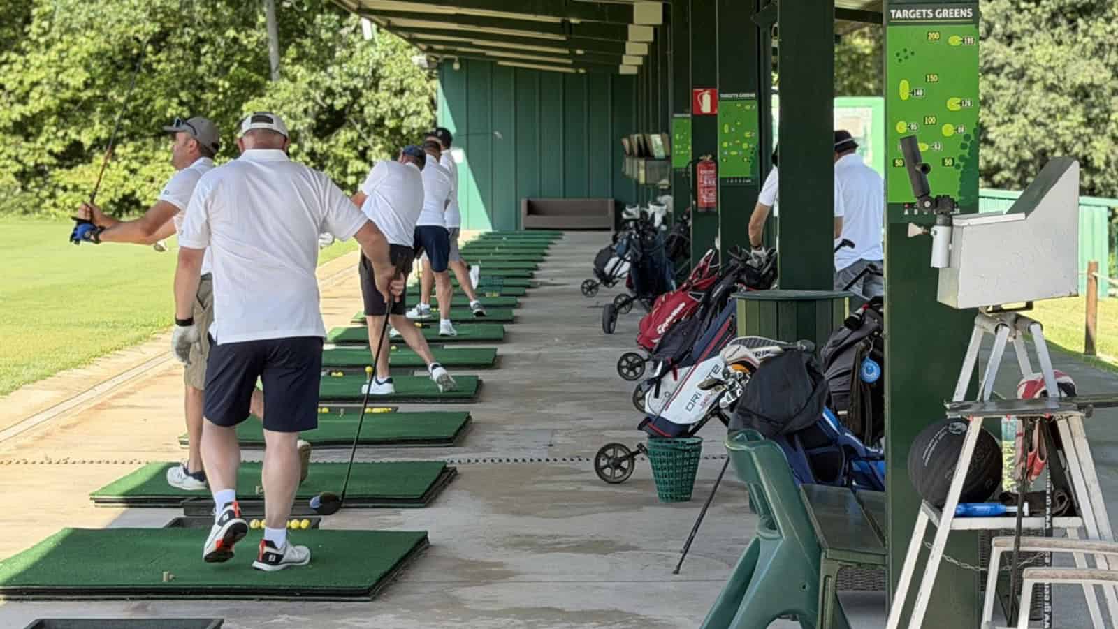Joueurs à l'entraînement sur le practice Toptracer de La Roca Golf