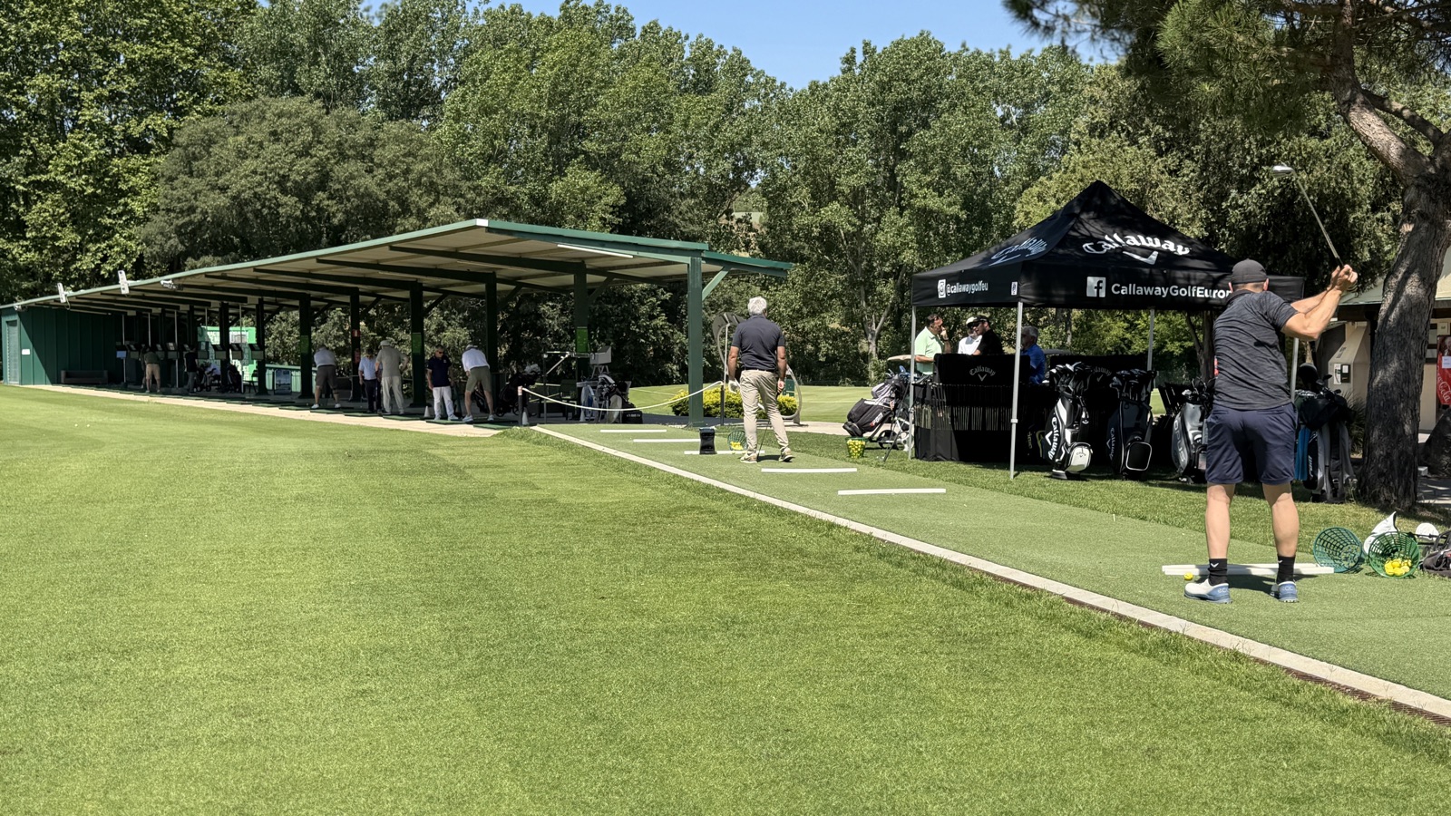 Jugadores practicando el swing en el driving range con Toptracer de La Roca Golf