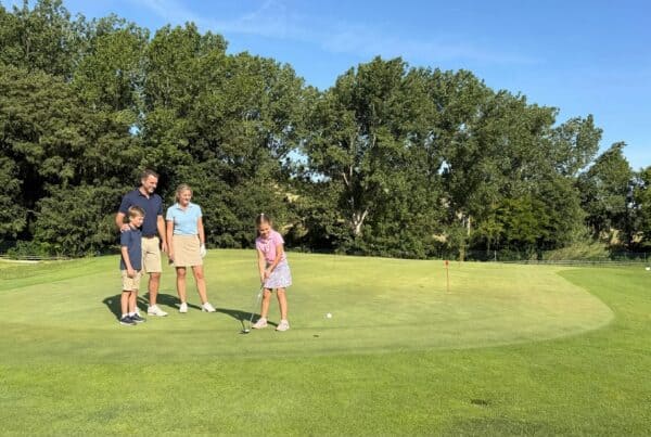Familia jugando al golf en el putting green de La Roca Golf, en el Vallès Oriental