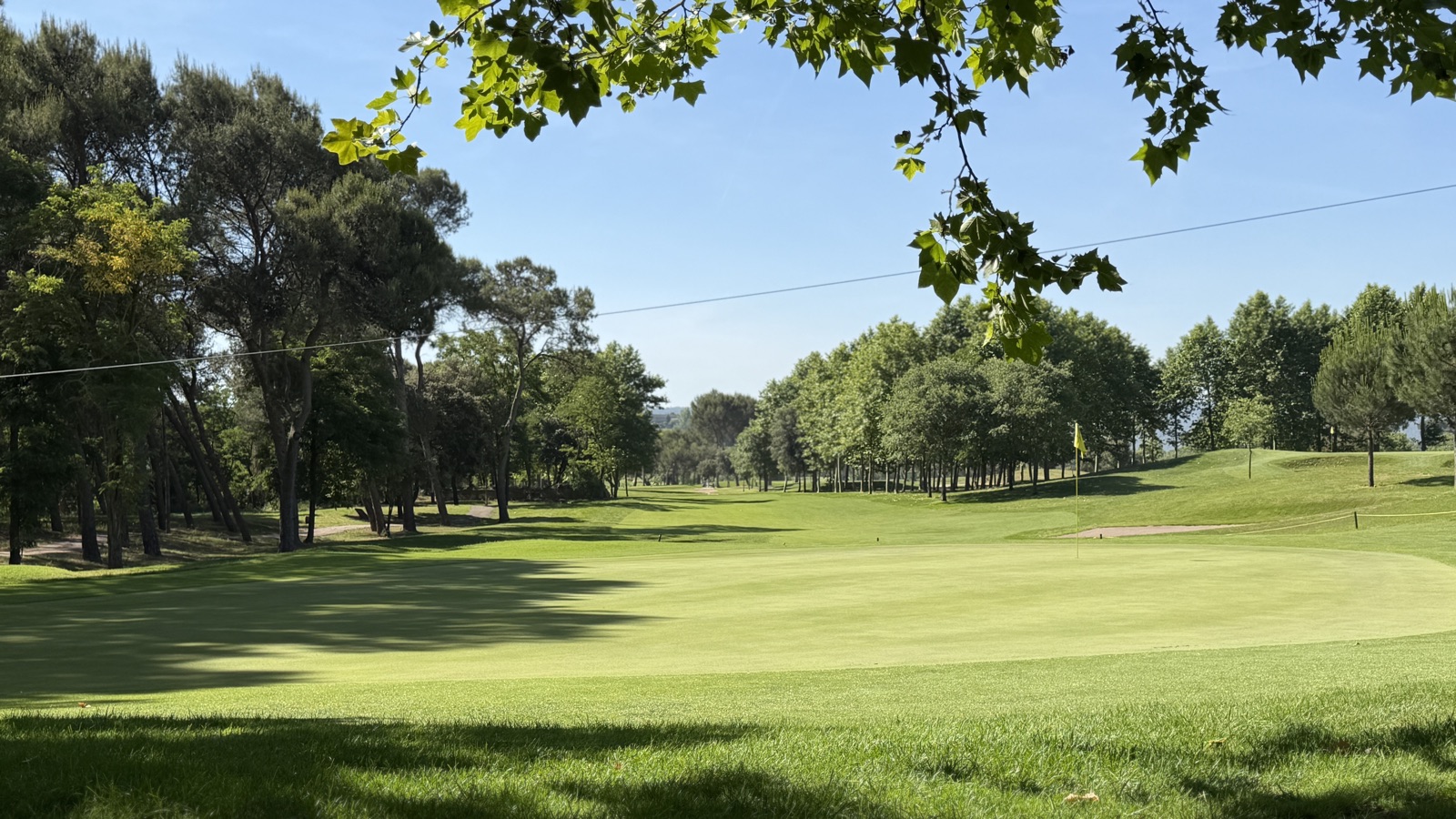 Large green de La Roca Golf où lire les pentes avant de putter