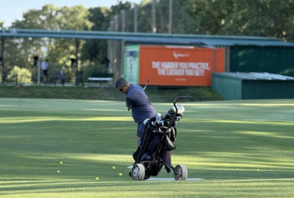 Jugador practicando el juego corto en la zona de approach de La Roca Golf