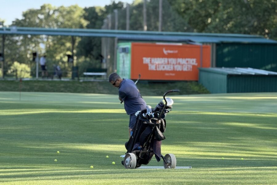 Jugador practicando el juego corto en la zona de approach de La Roca Golf
