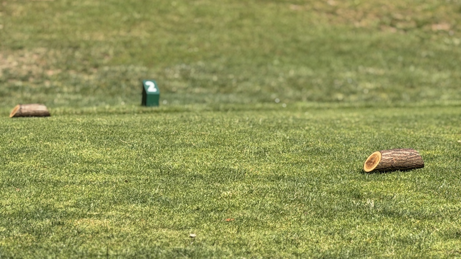 Repères de départ à La Roca Golf, où commence chaque trou selon les règles de base du golf