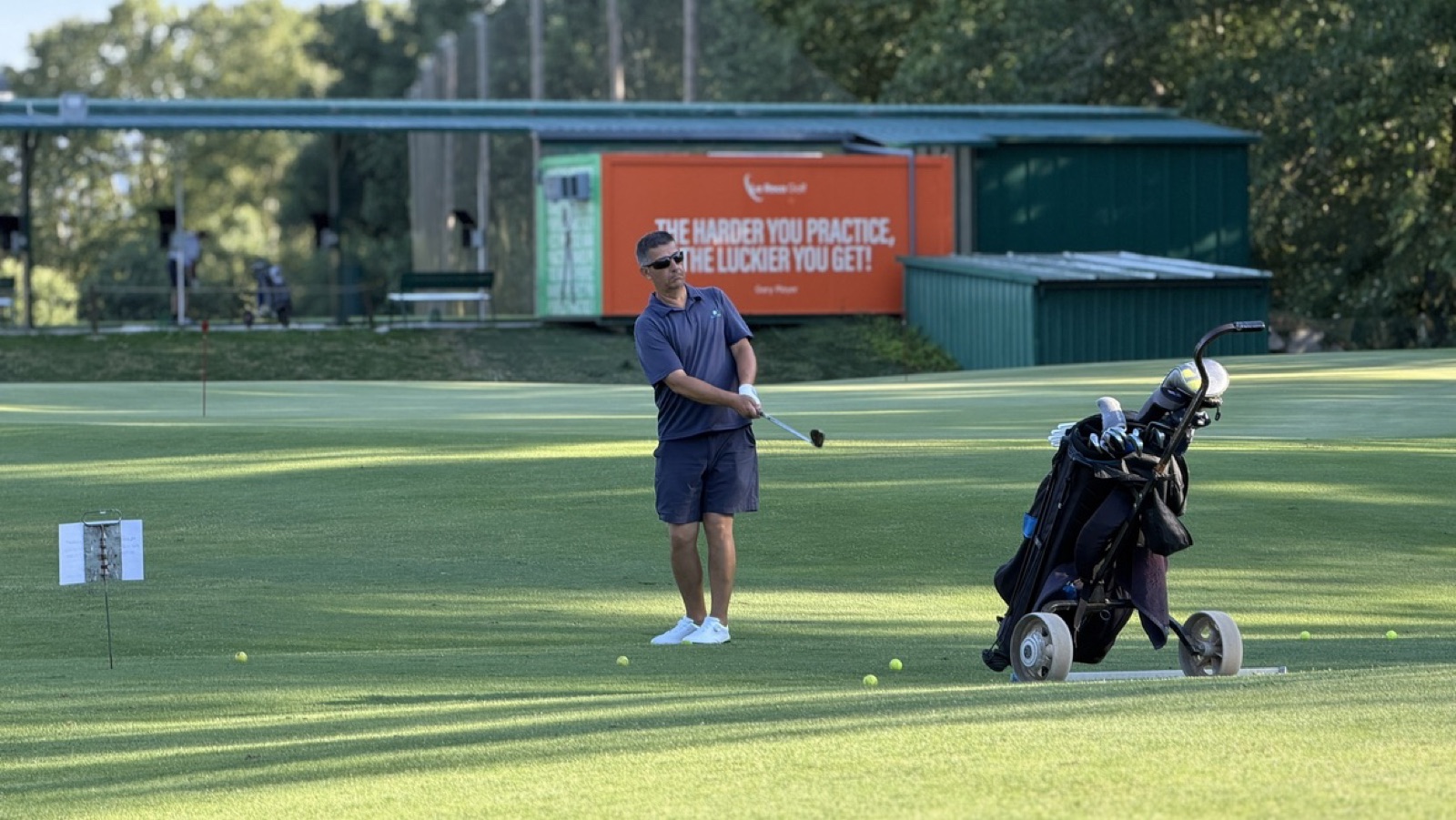 Jugador practicando el approach en la zona de prácticas de La Roca Golf