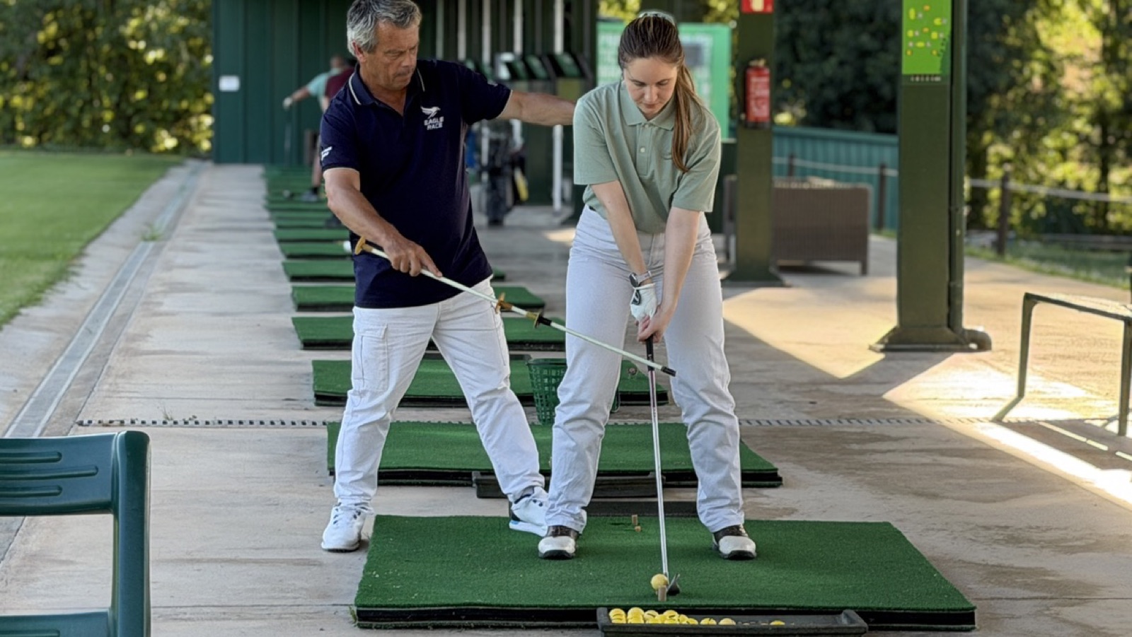 Enseignant de La Roca Academy corrigeant le swing d'une élève
