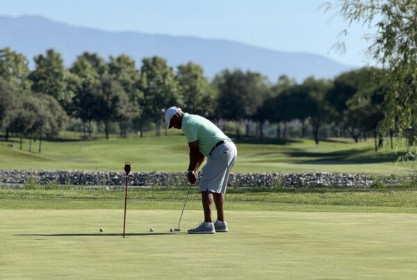 Jugador practicando el putt en el putting green de La Roca Golf para mejorar el putting