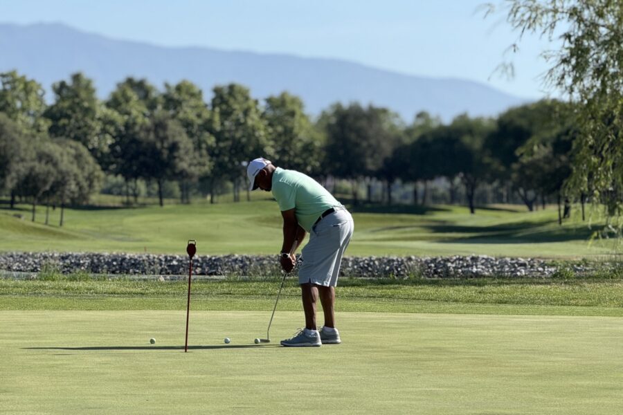 Jugador practicando el putt en el putting green de La Roca Golf para mejorar el putting