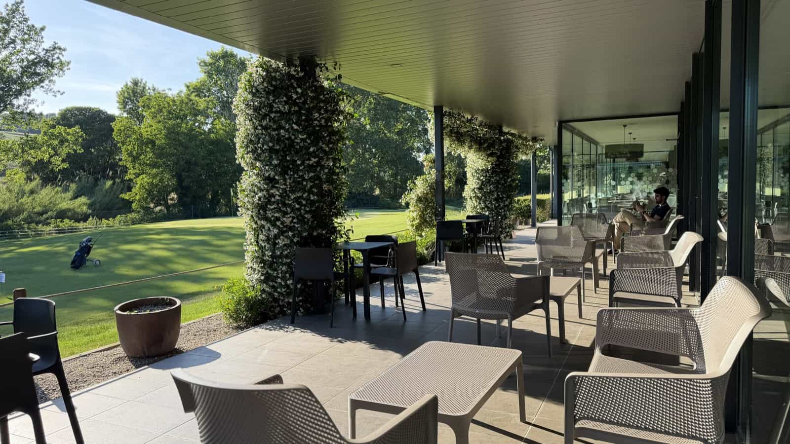 Terrassa de la casa club de La Roca Golf amb vistes al camp, per a l'after-golf en família