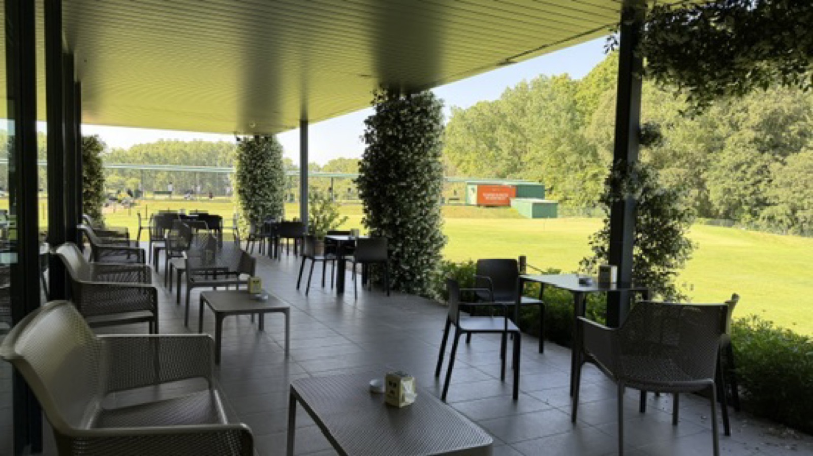 Terraza de la casa club de La Roca Golf con vistas al campo para el after-golf del fin de semana