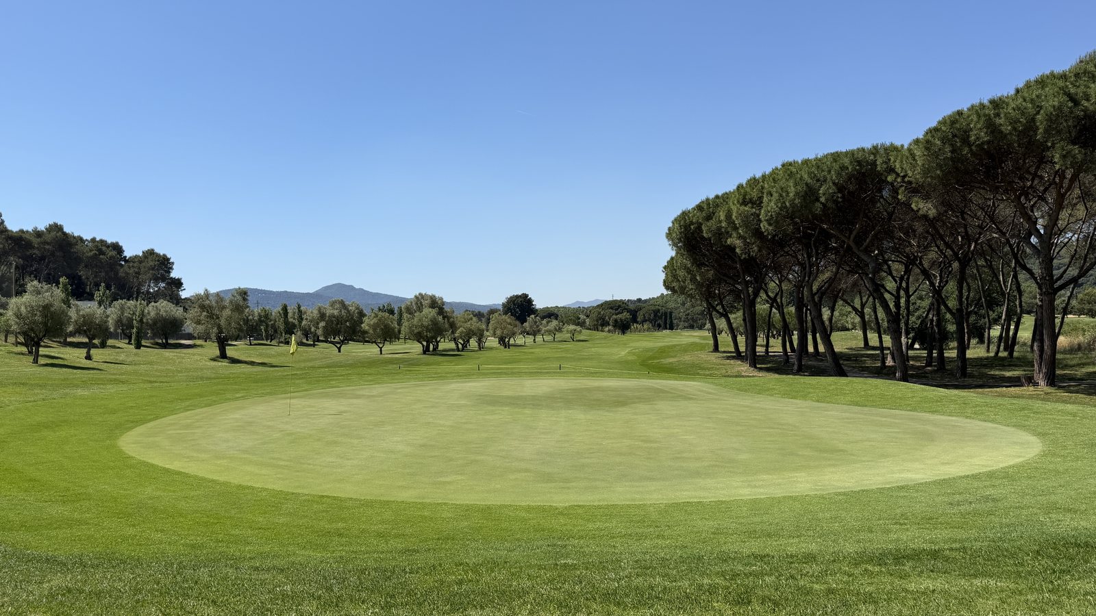 Golf de verano en Barcelona: una ronda al atardecer