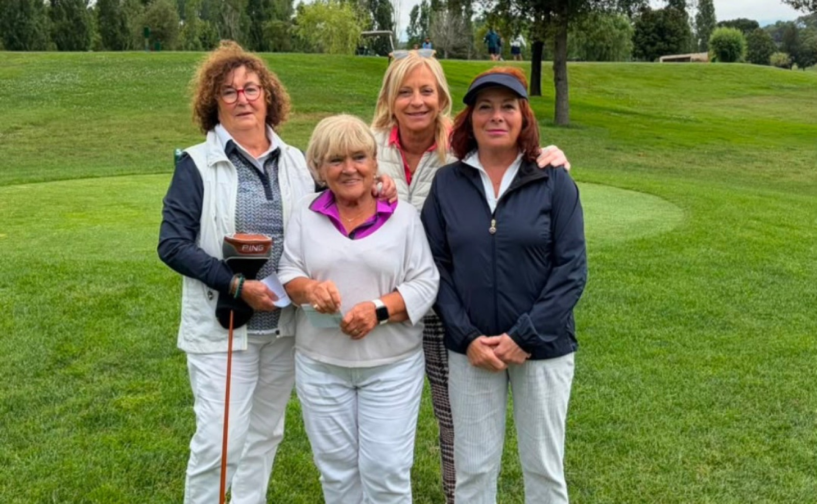 Four Swing i Dones players beside one of the greens at La Roca Golf.