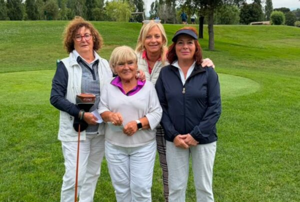 Quatre jugadores de Swing i Dones al costat d'un dels greens del camp de La Roca Golf.
