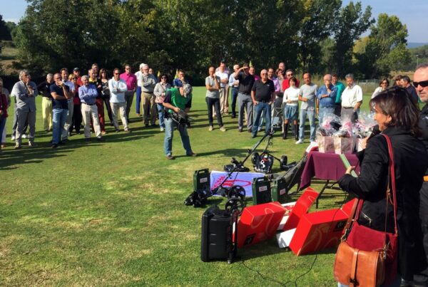 Joueurs réunis dans le jardin de La Roca Golf pendant la remise des prix du tournoi caritatif Manel Beltrán