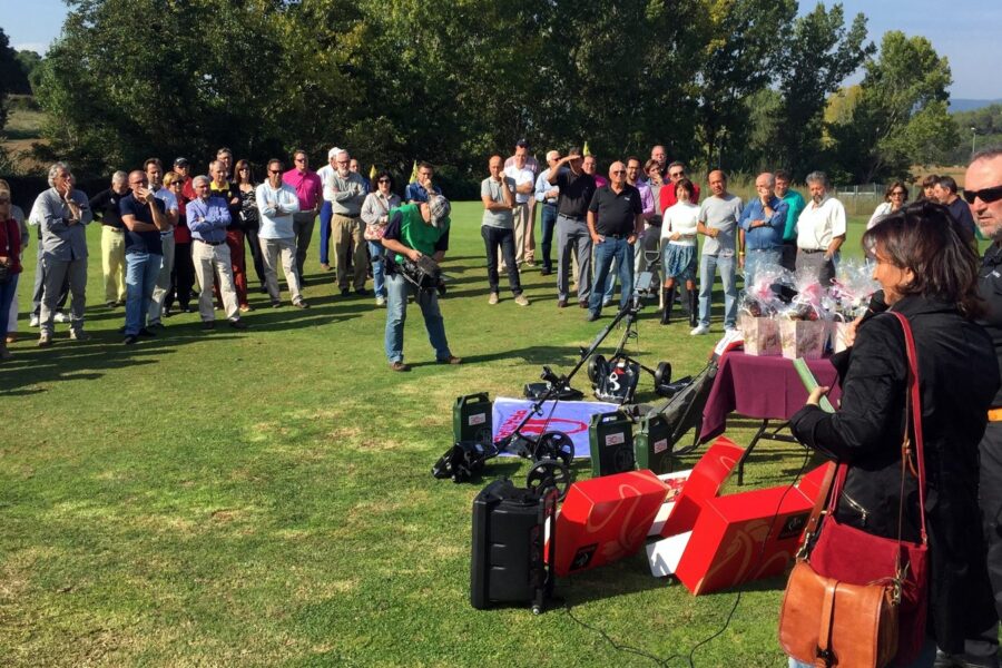 Joueurs réunis dans le jardin de La Roca Golf pendant la remise des prix du tournoi caritatif Manel Beltrán