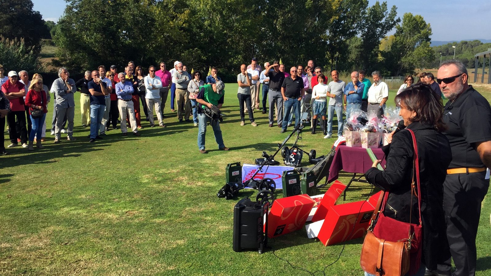 Joueurs réunis dans le jardin de La Roca Golf pendant la remise des prix du tournoi caritatif Manel Beltrán