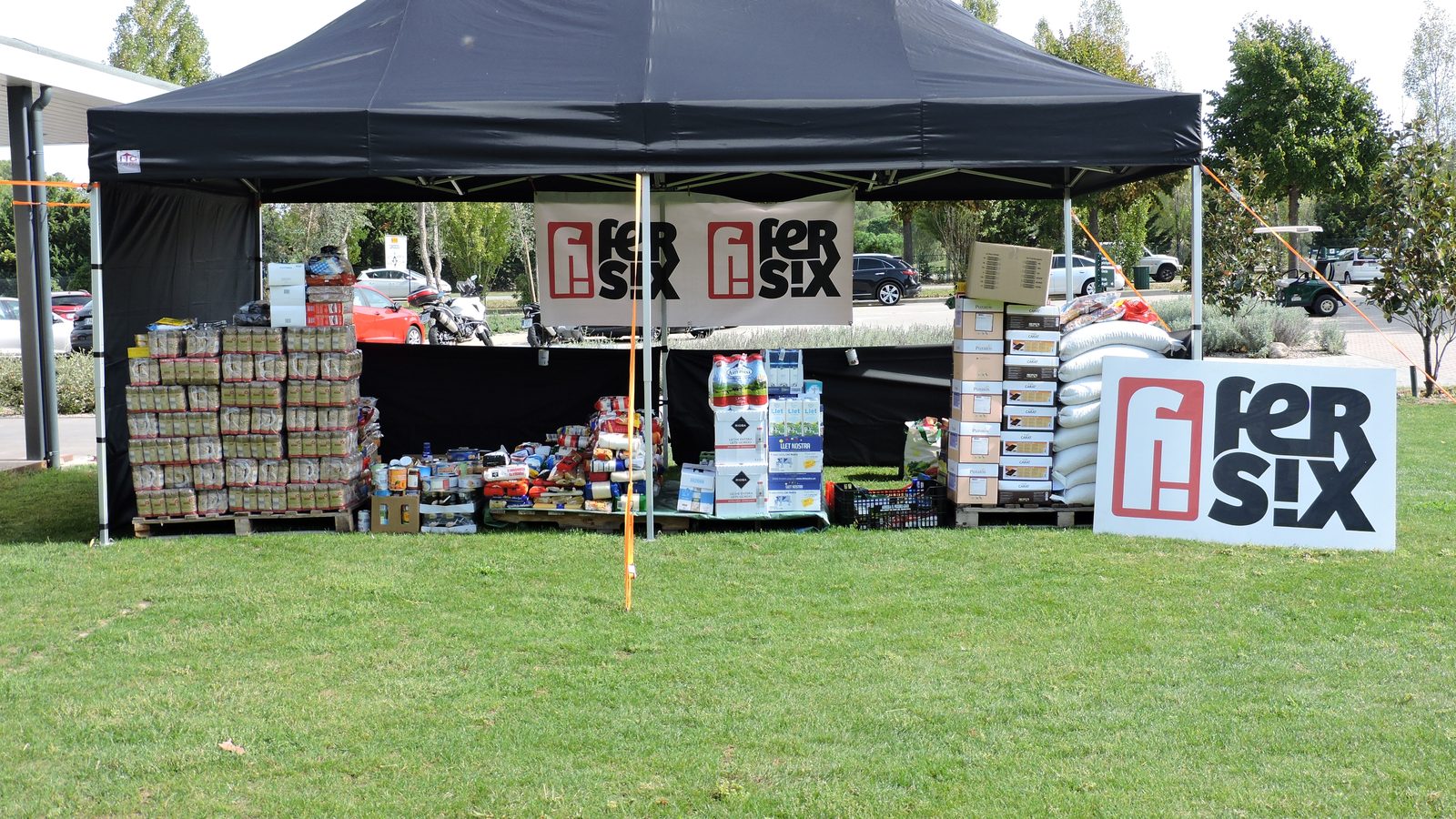 Carpa con palés de alimentos recogidos durante una edición del Torneo Solidario Manel Beltrán