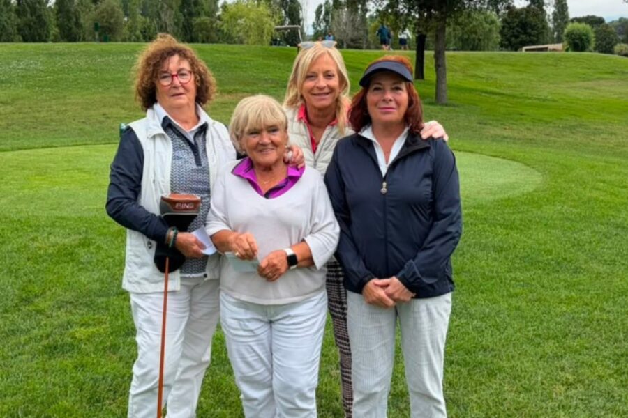 Quatre joueuses de Swing & Dones au bord d'un des greens du parcours de La Roca Golf.