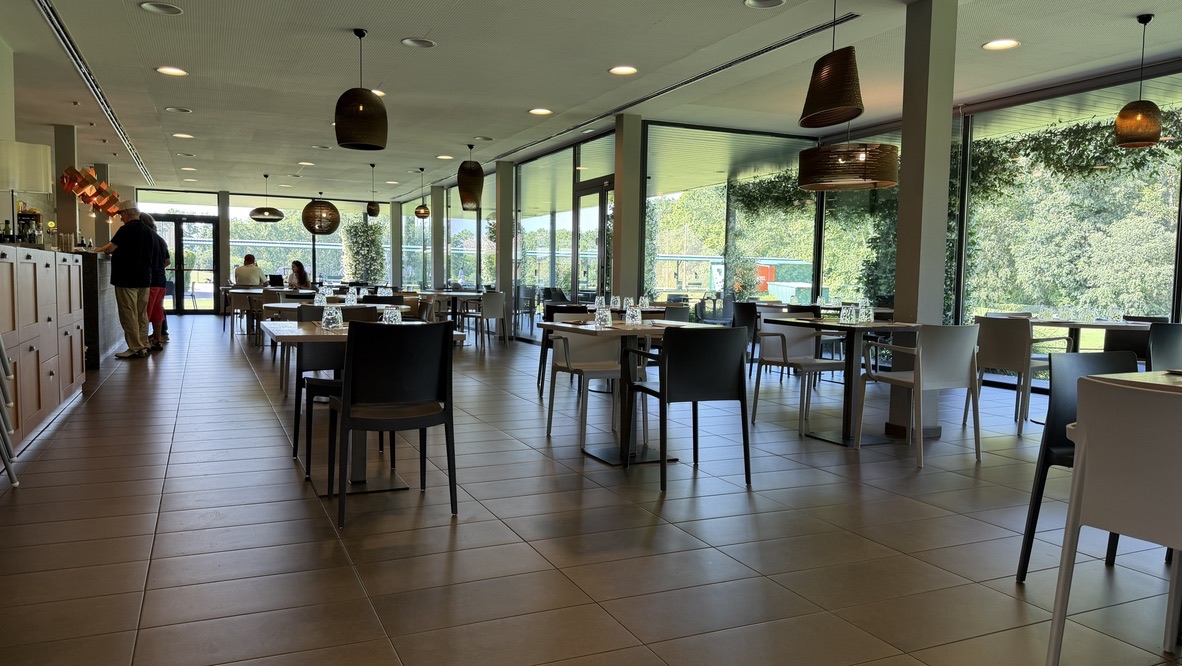 Restaurant de la casa club de La Roca Golf, amb grans finestrals